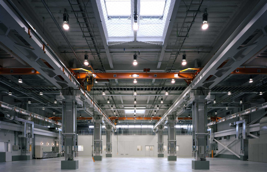 自然光と自然換気を取り入れた高断熱の組立工場内は、大空間が広がる